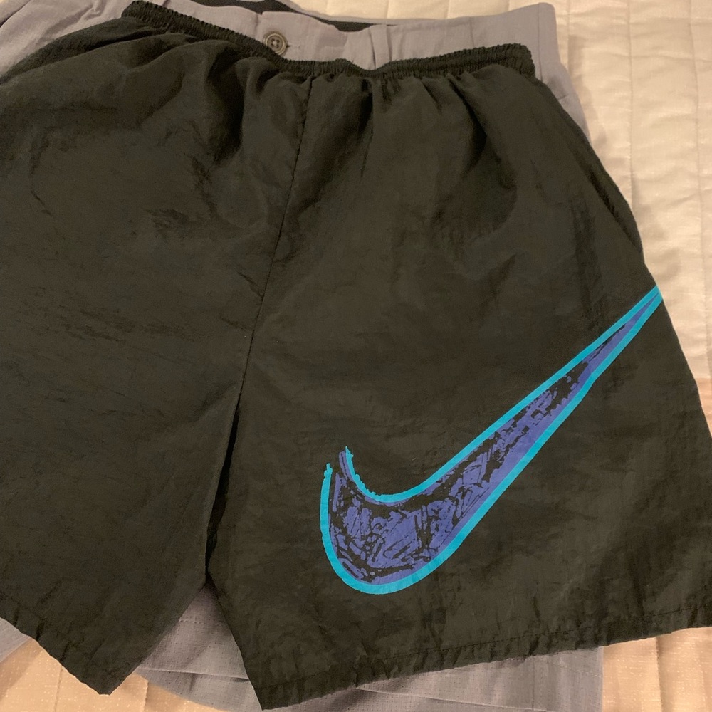 2 men’s shorts (Nike & under armour) size M & 34